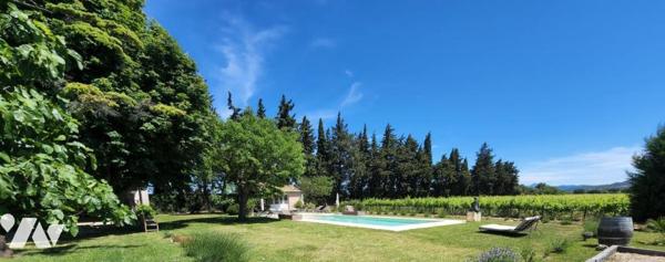 Maison d'exception avec vue sur le vignoble environnant 