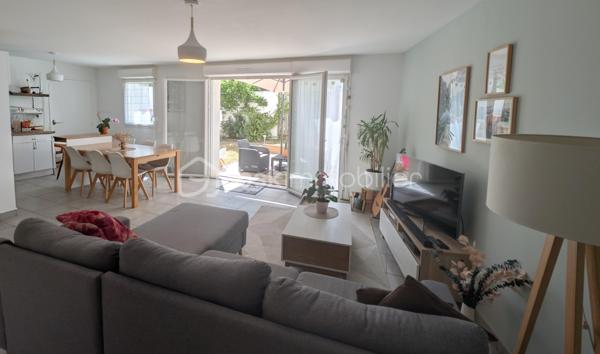 Venez vite découvrir cette maison de 2018, située à proximité du bourg de Saint-Julien-de-Concelles.

Implantée dans un lotissement très calme, cette maison se compose :

Au rez-de-chaussée :

Un salon-séjour avec cuisine ouverte, aménagée et équipée ;
Un petit cellier / arrière-cuisine avec espaces de rangement ;
Une salle d'eau avec douche, WC et espace buanderie pour les machines.

À l'étage :

Un palier desservant 3 chambres, dont une avec placard ;
Une salle de bains avec baignoire et WC.

À l'extérieur :

Un jardin clos avec terrasse, sans vis-à-vis ;
Un cabanon de jardin ;
Deux places de stationnement.

Chauffage par pompe à chaleur , VMC , double vitrage, tout à l'égout