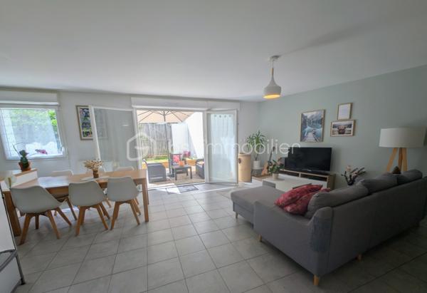 Venez vite découvrir cette maison de 2018, située à proximité du bourg de Saint-Julien-de-Concelles.

Implantée dans un lotissement très calme, cette maison se compose :

Au rez-de-chaussée :

Un salon-séjour avec cuisine ouverte, aménagée et équipée ;
Un petit cellier / arrière-cuisine avec espaces de rangement ;
Une salle d'eau avec douche, WC et espace buanderie pour les machines.

À l'étage :

Un palier desservant 3 chambres, dont une avec placard ;
Une salle de bains avec baignoire et WC.

À l'extérieur :

Un jardin clos avec terrasse, sans vis-à-vis ;
Un cabanon de jardin ;
Deux places de stationnement.

Chauffage par pompe à chaleur , VMC , double vitrage, tout à l'égout