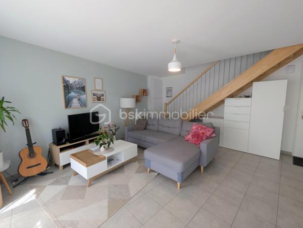 Venez vite découvrir cette maison de 2018, située à proximité du bourg de Saint-Julien-de-Concelles.

Implantée dans un lotissement très calme, cette maison se compose :

Au rez-de-chaussée :

Un salon-séjour avec cuisine ouverte, aménagée et équipée ;
Un petit cellier / arrière-cuisine avec espaces de rangement ;
Une salle d'eau avec douche, WC et espace buanderie pour les machines.

À l'étage :

Un palier desservant 3 chambres, dont une avec placard ;
Une salle de bains avec baignoire et WC.

À l'extérieur :

Un jardin clos avec terrasse, sans vis-à-vis ;
Un cabanon de jardin ;
Deux places de stationnement.

Chauffage par pompe à chaleur , VMC , double vitrage, tout à l'égout