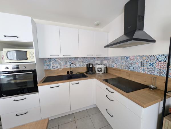 Venez vite découvrir cette maison de 2018, située à proximité du bourg de Saint-Julien-de-Concelles.

Implantée dans un lotissement très calme, cette maison se compose :

Au rez-de-chaussée :

Un salon-séjour avec cuisine ouverte, aménagée et équipée ;
Un petit cellier / arrière-cuisine avec espaces de rangement ;
Une salle d'eau avec douche, WC et espace buanderie pour les machines.

À l'étage :

Un palier desservant 3 chambres, dont une avec placard ;
Une salle de bains avec baignoire et WC.

À l'extérieur :

Un jardin clos avec terrasse, sans vis-à-vis ;
Un cabanon de jardin ;
Deux places de stationnement.

Chauffage par pompe à chaleur , VMC , double vitrage, tout à l'égout