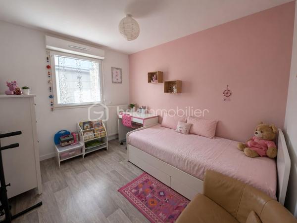 Venez vite découvrir cette maison de 2018, située à proximité du bourg de Saint-Julien-de-Concelles.

Implantée dans un lotissement très calme, cette maison se compose :

Au rez-de-chaussée :

Un salon-séjour avec cuisine ouverte, aménagée et équipée ;
Un petit cellier / arrière-cuisine avec espaces de rangement ;
Une salle d'eau avec douche, WC et espace buanderie pour les machines.

À l'étage :

Un palier desservant 3 chambres, dont une avec placard ;
Une salle de bains avec baignoire et WC.

À l'extérieur :

Un jardin clos avec terrasse, sans vis-à-vis ;
Un cabanon de jardin ;
Deux places de stationnement.

Chauffage par pompe à chaleur , VMC , double vitrage, tout à l'égout