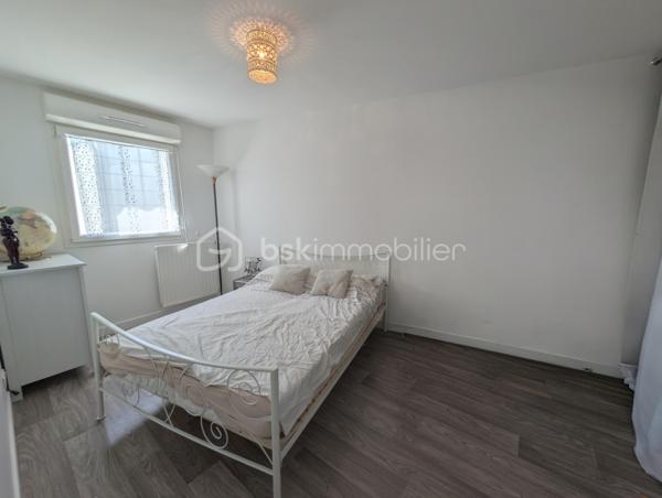 Venez vite découvrir cette maison de 2018, située à proximité du bourg de Saint-Julien-de-Concelles.

Implantée dans un lotissement très calme, cette maison se compose :

Au rez-de-chaussée :

Un salon-séjour avec cuisine ouverte, aménagée et équipée ;
Un petit cellier / arrière-cuisine avec espaces de rangement ;
Une salle d'eau avec douche, WC et espace buanderie pour les machines.

À l'étage :

Un palier desservant 3 chambres, dont une avec placard ;
Une salle de bains avec baignoire et WC.

À l'extérieur :

Un jardin clos avec terrasse, sans vis-à-vis ;
Un cabanon de jardin ;
Deux places de stationnement.

Chauffage par pompe à chaleur , VMC , double vitrage, tout à l'égout