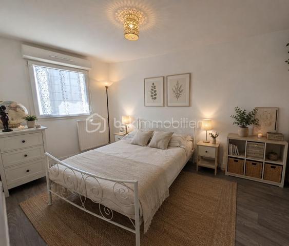 Venez vite découvrir cette maison de 2018, située à proximité du bourg de Saint-Julien-de-Concelles.

Implantée dans un lotissement très calme, cette maison se compose :

Au rez-de-chaussée :

Un salon-séjour avec cuisine ouverte, aménagée et équipée ;
Un petit cellier / arrière-cuisine avec espaces de rangement ;
Une salle d'eau avec douche, WC et espace buanderie pour les machines.

À l'étage :

Un palier desservant 3 chambres, dont une avec placard ;
Une salle de bains avec baignoire et WC.

À l'extérieur :

Un jardin clos avec terrasse, sans vis-à-vis ;
Un cabanon de jardin ;
Deux places de stationnement.

Chauffage par pompe à chaleur , VMC , double vitrage, tout à l'égout