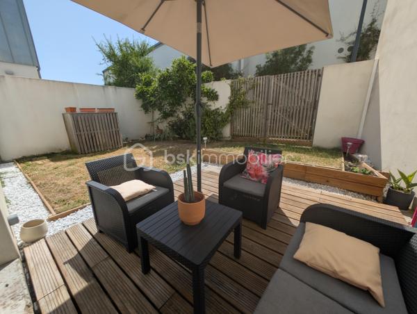 Venez vite découvrir cette maison de 2018, située à proximité du bourg de Saint-Julien-de-Concelles.

Implantée dans un lotissement très calme, cette maison se compose :

Au rez-de-chaussée :

Un salon-séjour avec cuisine ouverte, aménagée et équipée ;
Un petit cellier / arrière-cuisine avec espaces de rangement ;
Une salle d'eau avec douche, WC et espace buanderie pour les machines.

À l'étage :

Un palier desservant 3 chambres, dont une avec placard ;
Une salle de bains avec baignoire et WC.

À l'extérieur :

Un jardin clos avec terrasse, sans vis-à-vis ;
Un cabanon de jardin ;
Deux places de stationnement.

Chauffage par pompe à chaleur , VMC , double vitrage, tout à l'égout