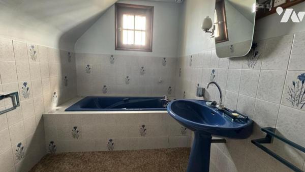 Dans le bourg de MARIGNY, pavillon sur sous-sol de 135,5m² habitables sur un terrain de 1 183m²