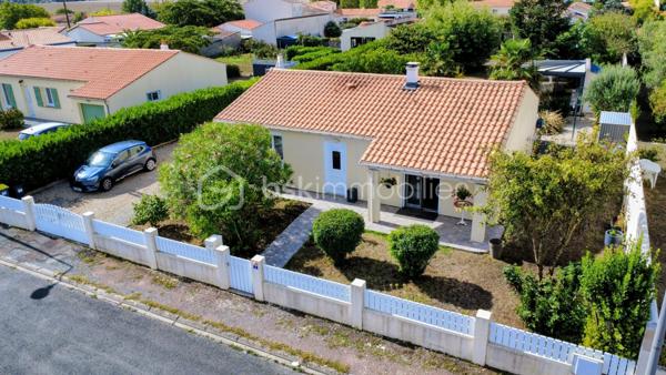 Dans un quartier particulièrement recherché de Soubise, découvrez cette maison individuelle de 1979 offrant 87 m² habitables, implantée sur une belle parcelle de 1 132 m², entièrement clôturée et sans vis-à-vis.

Dès l’entrée, vous découvrirez un espace fonctionnel avec placard, puis un salon-séjour de plus de 30 m², chaleureux grâce à son insert bois. La cuisine équipée bénéficie d’un accès direct à une grande terrasse carrelée de plus de 45 m², agrémentée d’une pergola et d’un espace plancha : un véritable prolongement de la maison aux beaux jours.

Côté nuit, la maison dispose de deux chambres de 13 m² et 10,20 m², ainsi que d’un bureau de 8,20 m² pouvant parfaitement faire office de chambre d’appoint. Une salle d’eau avec grande douche et un WC indépendant complètent l’ensemble.

À l’extérieur, le coup de cœur est immédiat.

À l’abri des regards, le terrain offre un cadre particulièrement agréable pour profiter pleinement des beaux jours et recevoir famille et amis. Vous y trouverez notamment un jacuzzi 5 places installé sous véranda, accompagné de son local technique, ainsi qu’un chalet bois.

La propriété permet également de stationner facilement de nombreux véhicules à l’intérieur de la parcelle, un véritable atout pour une famille, les amateurs de véhicules ou pour recevoir.

Un grand garage indépendant de 36 m² avec galetas complète les prestations et offre un bel espace pour stationner, bricoler ou stocker.

La maison a bénéficié d’importants travaux d’amélioration entre 2016 et 2020, notamment l’isolation des murs et de la toiture ainsi que le remplacement des menuiseries par du PVC.

Chauffage électrique complété par l’insert bois, raccordement au tout-à-l’égout et fibre optique.

Une maison agréable à vivre, un extérieur sans vis-à-vis pensé pour en profiter, de beaux espaces annexes et surtout un emplacement privilégié à Soubise.

Prix : 299 000 € FAI

Une exclusivité à découvrir rapidement sur un secteur recherché

Plus de photos sur mon site jerôme Douchamps BSK immobilier