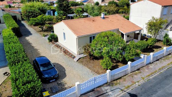 Dans un quartier particulièrement recherché de Soubise, découvrez cette maison individuelle de 1979 offrant 87 m² habitables, implantée sur une belle parcelle de 1 132 m², entièrement clôturée et sans vis-à-vis.

Dès l’entrée, vous découvrirez un espace fonctionnel avec placard, puis un salon-séjour de plus de 30 m², chaleureux grâce à son insert bois. La cuisine équipée bénéficie d’un accès direct à une grande terrasse carrelée de plus de 45 m², agrémentée d’une pergola et d’un espace plancha : un véritable prolongement de la maison aux beaux jours.

Côté nuit, la maison dispose de deux chambres de 13 m² et 10,20 m², ainsi que d’un bureau de 8,20 m² pouvant parfaitement faire office de chambre d’appoint. Une salle d’eau avec grande douche et un WC indépendant complètent l’ensemble.

À l’extérieur, le coup de cœur est immédiat.

À l’abri des regards, le terrain offre un cadre particulièrement agréable pour profiter pleinement des beaux jours et recevoir famille et amis. Vous y trouverez notamment un jacuzzi 5 places installé sous véranda, accompagné de son local technique, ainsi qu’un chalet bois.

La propriété permet également de stationner facilement de nombreux véhicules à l’intérieur de la parcelle, un véritable atout pour une famille, les amateurs de véhicules ou pour recevoir.

Un grand garage indépendant de 36 m² avec galetas complète les prestations et offre un bel espace pour stationner, bricoler ou stocker.

La maison a bénéficié d’importants travaux d’amélioration entre 2016 et 2020, notamment l’isolation des murs et de la toiture ainsi que le remplacement des menuiseries par du PVC.

Chauffage électrique complété par l’insert bois, raccordement au tout-à-l’égout et fibre optique.

Une maison agréable à vivre, un extérieur sans vis-à-vis pensé pour en profiter, de beaux espaces annexes et surtout un emplacement privilégié à Soubise.

Prix : 299 000 € FAI

Une exclusivité à découvrir rapidement sur un secteur recherché

Plus de photos sur mon site jerôme Douchamps BSK immobilier