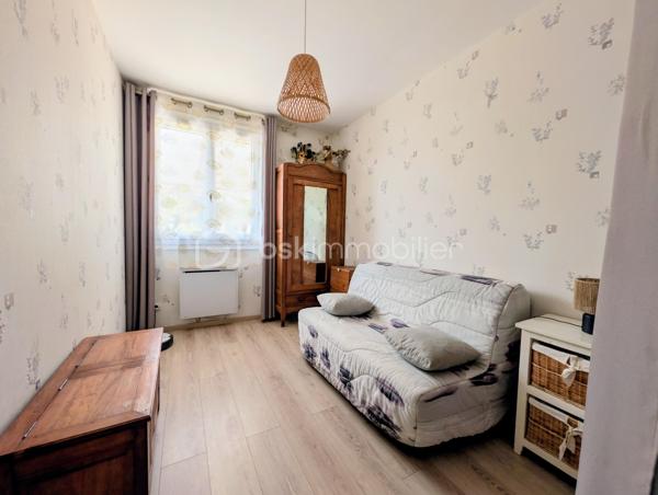 Dans un quartier particulièrement recherché de Soubise, découvrez cette maison individuelle de 1979 offrant 87 m² habitables, implantée sur une belle parcelle de 1 132 m², entièrement clôturée et sans vis-à-vis.

Dès l’entrée, vous découvrirez un espace fonctionnel avec placard, puis un salon-séjour de plus de 30 m², chaleureux grâce à son insert bois. La cuisine équipée bénéficie d’un accès direct à une grande terrasse carrelée de plus de 45 m², agrémentée d’une pergola et d’un espace plancha : un véritable prolongement de la maison aux beaux jours.

Côté nuit, la maison dispose de deux chambres de 13 m² et 10,20 m², ainsi que d’un bureau de 8,20 m² pouvant parfaitement faire office de chambre d’appoint. Une salle d’eau avec grande douche et un WC indépendant complètent l’ensemble.

À l’extérieur, le coup de cœur est immédiat.

À l’abri des regards, le terrain offre un cadre particulièrement agréable pour profiter pleinement des beaux jours et recevoir famille et amis. Vous y trouverez notamment un jacuzzi 5 places installé sous véranda, accompagné de son local technique, ainsi qu’un chalet bois.

La propriété permet également de stationner facilement de nombreux véhicules à l’intérieur de la parcelle, un véritable atout pour une famille, les amateurs de véhicules ou pour recevoir.

Un grand garage indépendant de 36 m² avec galetas complète les prestations et offre un bel espace pour stationner, bricoler ou stocker.

La maison a bénéficié d’importants travaux d’amélioration entre 2016 et 2020, notamment l’isolation des murs et de la toiture ainsi que le remplacement des menuiseries par du PVC.

Chauffage électrique complété par l’insert bois, raccordement au tout-à-l’égout et fibre optique.

Une maison agréable à vivre, un extérieur sans vis-à-vis pensé pour en profiter, de beaux espaces annexes et surtout un emplacement privilégié à Soubise.

Prix : 299 000 € FAI

Une exclusivité à découvrir rapidement sur un secteur recherché

Plus de photos sur mon site jerôme Douchamps BSK immobilier