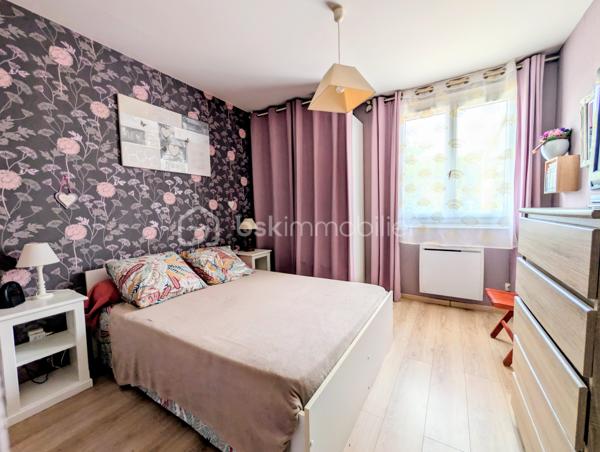 Dans un quartier particulièrement recherché de Soubise, découvrez cette maison individuelle de 1979 offrant 87 m² habitables, implantée sur une belle parcelle de 1 132 m², entièrement clôturée et sans vis-à-vis.

Dès l’entrée, vous découvrirez un espace fonctionnel avec placard, puis un salon-séjour de plus de 30 m², chaleureux grâce à son insert bois. La cuisine équipée bénéficie d’un accès direct à une grande terrasse carrelée de plus de 45 m², agrémentée d’une pergola et d’un espace plancha : un véritable prolongement de la maison aux beaux jours.

Côté nuit, la maison dispose de deux chambres de 13 m² et 10,20 m², ainsi que d’un bureau de 8,20 m² pouvant parfaitement faire office de chambre d’appoint. Une salle d’eau avec grande douche et un WC indépendant complètent l’ensemble.

À l’extérieur, le coup de cœur est immédiat.

À l’abri des regards, le terrain offre un cadre particulièrement agréable pour profiter pleinement des beaux jours et recevoir famille et amis. Vous y trouverez notamment un jacuzzi 5 places installé sous véranda, accompagné de son local technique, ainsi qu’un chalet bois.

La propriété permet également de stationner facilement de nombreux véhicules à l’intérieur de la parcelle, un véritable atout pour une famille, les amateurs de véhicules ou pour recevoir.

Un grand garage indépendant de 36 m² avec galetas complète les prestations et offre un bel espace pour stationner, bricoler ou stocker.

La maison a bénéficié d’importants travaux d’amélioration entre 2016 et 2020, notamment l’isolation des murs et de la toiture ainsi que le remplacement des menuiseries par du PVC.

Chauffage électrique complété par l’insert bois, raccordement au tout-à-l’égout et fibre optique.

Une maison agréable à vivre, un extérieur sans vis-à-vis pensé pour en profiter, de beaux espaces annexes et surtout un emplacement privilégié à Soubise.

Prix : 299 000 € FAI

Une exclusivité à découvrir rapidement sur un secteur recherché

Plus de photos sur mon site jerôme Douchamps BSK immobilier