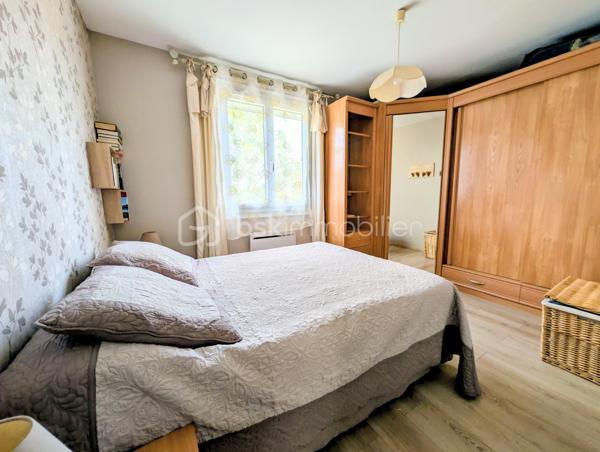 Dans un quartier particulièrement recherché de Soubise, découvrez cette maison individuelle de 1979 offrant 87 m² habitables, implantée sur une belle parcelle de 1 132 m², entièrement clôturée et sans vis-à-vis.

Dès l’entrée, vous découvrirez un espace fonctionnel avec placard, puis un salon-séjour de plus de 30 m², chaleureux grâce à son insert bois. La cuisine équipée bénéficie d’un accès direct à une grande terrasse carrelée de plus de 45 m², agrémentée d’une pergola et d’un espace plancha : un véritable prolongement de la maison aux beaux jours.

Côté nuit, la maison dispose de deux chambres de 13 m² et 10,20 m², ainsi que d’un bureau de 8,20 m² pouvant parfaitement faire office de chambre d’appoint. Une salle d’eau avec grande douche et un WC indépendant complètent l’ensemble.

À l’extérieur, le coup de cœur est immédiat.

À l’abri des regards, le terrain offre un cadre particulièrement agréable pour profiter pleinement des beaux jours et recevoir famille et amis. Vous y trouverez notamment un jacuzzi 5 places installé sous véranda, accompagné de son local technique, ainsi qu’un chalet bois.

La propriété permet également de stationner facilement de nombreux véhicules à l’intérieur de la parcelle, un véritable atout pour une famille, les amateurs de véhicules ou pour recevoir.

Un grand garage indépendant de 36 m² avec galetas complète les prestations et offre un bel espace pour stationner, bricoler ou stocker.

La maison a bénéficié d’importants travaux d’amélioration entre 2016 et 2020, notamment l’isolation des murs et de la toiture ainsi que le remplacement des menuiseries par du PVC.

Chauffage électrique complété par l’insert bois, raccordement au tout-à-l’égout et fibre optique.

Une maison agréable à vivre, un extérieur sans vis-à-vis pensé pour en profiter, de beaux espaces annexes et surtout un emplacement privilégié à Soubise.

Prix : 299 000 € FAI

Une exclusivité à découvrir rapidement sur un secteur recherché

Plus de photos sur mon site jerôme Douchamps BSK immobilier