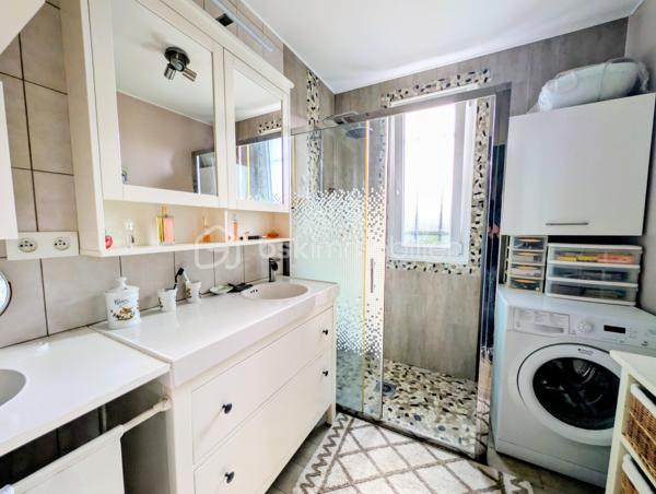 Dans un quartier particulièrement recherché de Soubise, découvrez cette maison individuelle de 1979 offrant 87 m² habitables, implantée sur une belle parcelle de 1 132 m², entièrement clôturée et sans vis-à-vis.

Dès l’entrée, vous découvrirez un espace fonctionnel avec placard, puis un salon-séjour de plus de 30 m², chaleureux grâce à son insert bois. La cuisine équipée bénéficie d’un accès direct à une grande terrasse carrelée de plus de 45 m², agrémentée d’une pergola et d’un espace plancha : un véritable prolongement de la maison aux beaux jours.

Côté nuit, la maison dispose de deux chambres de 13 m² et 10,20 m², ainsi que d’un bureau de 8,20 m² pouvant parfaitement faire office de chambre d’appoint. Une salle d’eau avec grande douche et un WC indépendant complètent l’ensemble.

À l’extérieur, le coup de cœur est immédiat.

À l’abri des regards, le terrain offre un cadre particulièrement agréable pour profiter pleinement des beaux jours et recevoir famille et amis. Vous y trouverez notamment un jacuzzi 5 places installé sous véranda, accompagné de son local technique, ainsi qu’un chalet bois.

La propriété permet également de stationner facilement de nombreux véhicules à l’intérieur de la parcelle, un véritable atout pour une famille, les amateurs de véhicules ou pour recevoir.

Un grand garage indépendant de 36 m² avec galetas complète les prestations et offre un bel espace pour stationner, bricoler ou stocker.

La maison a bénéficié d’importants travaux d’amélioration entre 2016 et 2020, notamment l’isolation des murs et de la toiture ainsi que le remplacement des menuiseries par du PVC.

Chauffage électrique complété par l’insert bois, raccordement au tout-à-l’égout et fibre optique.

Une maison agréable à vivre, un extérieur sans vis-à-vis pensé pour en profiter, de beaux espaces annexes et surtout un emplacement privilégié à Soubise.

Prix : 299 000 € FAI

Une exclusivité à découvrir rapidement sur un secteur recherché

Plus de photos sur mon site jerôme Douchamps BSK immobilier