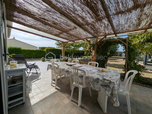 Dans un quartier particulièrement recherché de Soubise, découvrez cette maison individuelle de 1979 offrant 87 m² habitables, implantée sur une belle parcelle de 1 132 m², entièrement clôturée et sans vis-à-vis.

Dès l’entrée, vous découvrirez un espace fonctionnel avec placard, puis un salon-séjour de plus de 30 m², chaleureux grâce à son insert bois. La cuisine équipée bénéficie d’un accès direct à une grande terrasse carrelée de plus de 45 m², agrémentée d’une pergola et d’un espace plancha : un véritable prolongement de la maison aux beaux jours.

Côté nuit, la maison dispose de deux chambres de 13 m² et 10,20 m², ainsi que d’un bureau de 8,20 m² pouvant parfaitement faire office de chambre d’appoint. Une salle d’eau avec grande douche et un WC indépendant complètent l’ensemble.

À l’extérieur, le coup de cœur est immédiat.

À l’abri des regards, le terrain offre un cadre particulièrement agréable pour profiter pleinement des beaux jours et recevoir famille et amis. Vous y trouverez notamment un jacuzzi 5 places installé sous véranda, accompagné de son local technique, ainsi qu’un chalet bois.

La propriété permet également de stationner facilement de nombreux véhicules à l’intérieur de la parcelle, un véritable atout pour une famille, les amateurs de véhicules ou pour recevoir.

Un grand garage indépendant de 36 m² avec galetas complète les prestations et offre un bel espace pour stationner, bricoler ou stocker.

La maison a bénéficié d’importants travaux d’amélioration entre 2016 et 2020, notamment l’isolation des murs et de la toiture ainsi que le remplacement des menuiseries par du PVC.

Chauffage électrique complété par l’insert bois, raccordement au tout-à-l’égout et fibre optique.

Une maison agréable à vivre, un extérieur sans vis-à-vis pensé pour en profiter, de beaux espaces annexes et surtout un emplacement privilégié à Soubise.

Prix : 299 000 € FAI

Une exclusivité à découvrir rapidement sur un secteur recherché

Plus de photos sur mon site jerôme Douchamps BSK immobilier
