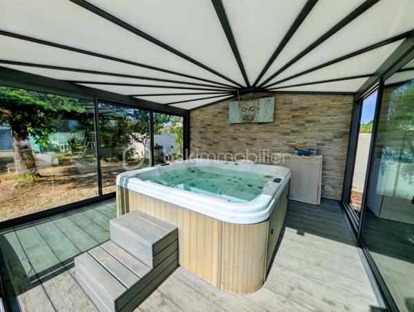 Dans un quartier particulièrement recherché de Soubise, découvrez cette maison individuelle de 1979 offrant 87 m² habitables, implantée sur une belle parcelle de 1 132 m², entièrement clôturée et sans vis-à-vis.

Dès l’entrée, vous découvrirez un espace fonctionnel avec placard, puis un salon-séjour de plus de 30 m², chaleureux grâce à son insert bois. La cuisine équipée bénéficie d’un accès direct à une grande terrasse carrelée de plus de 45 m², agrémentée d’une pergola et d’un espace plancha : un véritable prolongement de la maison aux beaux jours.

Côté nuit, la maison dispose de deux chambres de 13 m² et 10,20 m², ainsi que d’un bureau de 8,20 m² pouvant parfaitement faire office de chambre d’appoint. Une salle d’eau avec grande douche et un WC indépendant complètent l’ensemble.

À l’extérieur, le coup de cœur est immédiat.

À l’abri des regards, le terrain offre un cadre particulièrement agréable pour profiter pleinement des beaux jours et recevoir famille et amis. Vous y trouverez notamment un jacuzzi 5 places installé sous véranda, accompagné de son local technique, ainsi qu’un chalet bois.

La propriété permet également de stationner facilement de nombreux véhicules à l’intérieur de la parcelle, un véritable atout pour une famille, les amateurs de véhicules ou pour recevoir.

Un grand garage indépendant de 36 m² avec galetas complète les prestations et offre un bel espace pour stationner, bricoler ou stocker.

La maison a bénéficié d’importants travaux d’amélioration entre 2016 et 2020, notamment l’isolation des murs et de la toiture ainsi que le remplacement des menuiseries par du PVC.

Chauffage électrique complété par l’insert bois, raccordement au tout-à-l’égout et fibre optique.

Une maison agréable à vivre, un extérieur sans vis-à-vis pensé pour en profiter, de beaux espaces annexes et surtout un emplacement privilégié à Soubise.

Prix : 299 000 € FAI

Une exclusivité à découvrir rapidement sur un secteur recherché

Plus de photos sur mon site jerôme Douchamps BSK immobilier
