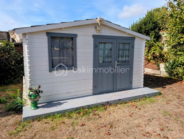 Dans un quartier particulièrement recherché de Soubise, découvrez cette maison individuelle de 1979 offrant 87 m² habitables, implantée sur une belle parcelle de 1 132 m², entièrement clôturée et sans vis-à-vis.

Dès l’entrée, vous découvrirez un espace fonctionnel avec placard, puis un salon-séjour de plus de 30 m², chaleureux grâce à son insert bois. La cuisine équipée bénéficie d’un accès direct à une grande terrasse carrelée de plus de 45 m², agrémentée d’une pergola et d’un espace plancha : un véritable prolongement de la maison aux beaux jours.

Côté nuit, la maison dispose de deux chambres de 13 m² et 10,20 m², ainsi que d’un bureau de 8,20 m² pouvant parfaitement faire office de chambre d’appoint. Une salle d’eau avec grande douche et un WC indépendant complètent l’ensemble.

À l’extérieur, le coup de cœur est immédiat.

À l’abri des regards, le terrain offre un cadre particulièrement agréable pour profiter pleinement des beaux jours et recevoir famille et amis. Vous y trouverez notamment un jacuzzi 5 places installé sous véranda, accompagné de son local technique, ainsi qu’un chalet bois.

La propriété permet également de stationner facilement de nombreux véhicules à l’intérieur de la parcelle, un véritable atout pour une famille, les amateurs de véhicules ou pour recevoir.

Un grand garage indépendant de 36 m² avec galetas complète les prestations et offre un bel espace pour stationner, bricoler ou stocker.

La maison a bénéficié d’importants travaux d’amélioration entre 2016 et 2020, notamment l’isolation des murs et de la toiture ainsi que le remplacement des menuiseries par du PVC.

Chauffage électrique complété par l’insert bois, raccordement au tout-à-l’égout et fibre optique.

Une maison agréable à vivre, un extérieur sans vis-à-vis pensé pour en profiter, de beaux espaces annexes et surtout un emplacement privilégié à Soubise.

Prix : 299 000 € FAI

Une exclusivité à découvrir rapidement sur un secteur recherché

Plus de photos sur mon site jerôme Douchamps BSK immobilier