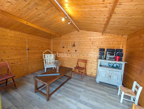 Dans un quartier particulièrement recherché de Soubise, découvrez cette maison individuelle de 1979 offrant 87 m² habitables, implantée sur une belle parcelle de 1 132 m², entièrement clôturée et sans vis-à-vis.

Dès l’entrée, vous découvrirez un espace fonctionnel avec placard, puis un salon-séjour de plus de 30 m², chaleureux grâce à son insert bois. La cuisine équipée bénéficie d’un accès direct à une grande terrasse carrelée de plus de 45 m², agrémentée d’une pergola et d’un espace plancha : un véritable prolongement de la maison aux beaux jours.

Côté nuit, la maison dispose de deux chambres de 13 m² et 10,20 m², ainsi que d’un bureau de 8,20 m² pouvant parfaitement faire office de chambre d’appoint. Une salle d’eau avec grande douche et un WC indépendant complètent l’ensemble.

À l’extérieur, le coup de cœur est immédiat.

À l’abri des regards, le terrain offre un cadre particulièrement agréable pour profiter pleinement des beaux jours et recevoir famille et amis. Vous y trouverez notamment un jacuzzi 5 places installé sous véranda, accompagné de son local technique, ainsi qu’un chalet bois.

La propriété permet également de stationner facilement de nombreux véhicules à l’intérieur de la parcelle, un véritable atout pour une famille, les amateurs de véhicules ou pour recevoir.

Un grand garage indépendant de 36 m² avec galetas complète les prestations et offre un bel espace pour stationner, bricoler ou stocker.

La maison a bénéficié d’importants travaux d’amélioration entre 2016 et 2020, notamment l’isolation des murs et de la toiture ainsi que le remplacement des menuiseries par du PVC.

Chauffage électrique complété par l’insert bois, raccordement au tout-à-l’égout et fibre optique.

Une maison agréable à vivre, un extérieur sans vis-à-vis pensé pour en profiter, de beaux espaces annexes et surtout un emplacement privilégié à Soubise.

Prix : 299 000 € FAI

Une exclusivité à découvrir rapidement sur un secteur recherché

Plus de photos sur mon site jerôme Douchamps BSK immobilier