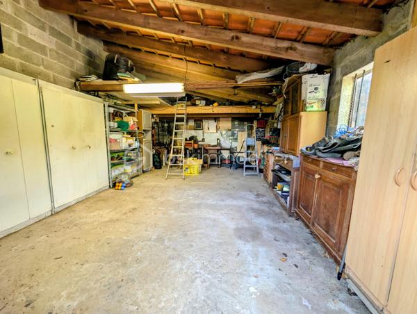 Dans un quartier particulièrement recherché de Soubise, découvrez cette maison individuelle de 1979 offrant 87 m² habitables, implantée sur une belle parcelle de 1 132 m², entièrement clôturée et sans vis-à-vis.

Dès l’entrée, vous découvrirez un espace fonctionnel avec placard, puis un salon-séjour de plus de 30 m², chaleureux grâce à son insert bois. La cuisine équipée bénéficie d’un accès direct à une grande terrasse carrelée de plus de 45 m², agrémentée d’une pergola et d’un espace plancha : un véritable prolongement de la maison aux beaux jours.

Côté nuit, la maison dispose de deux chambres de 13 m² et 10,20 m², ainsi que d’un bureau de 8,20 m² pouvant parfaitement faire office de chambre d’appoint. Une salle d’eau avec grande douche et un WC indépendant complètent l’ensemble.

À l’extérieur, le coup de cœur est immédiat.

À l’abri des regards, le terrain offre un cadre particulièrement agréable pour profiter pleinement des beaux jours et recevoir famille et amis. Vous y trouverez notamment un jacuzzi 5 places installé sous véranda, accompagné de son local technique, ainsi qu’un chalet bois.

La propriété permet également de stationner facilement de nombreux véhicules à l’intérieur de la parcelle, un véritable atout pour une famille, les amateurs de véhicules ou pour recevoir.

Un grand garage indépendant de 36 m² avec galetas complète les prestations et offre un bel espace pour stationner, bricoler ou stocker.

La maison a bénéficié d’importants travaux d’amélioration entre 2016 et 2020, notamment l’isolation des murs et de la toiture ainsi que le remplacement des menuiseries par du PVC.

Chauffage électrique complété par l’insert bois, raccordement au tout-à-l’égout et fibre optique.

Une maison agréable à vivre, un extérieur sans vis-à-vis pensé pour en profiter, de beaux espaces annexes et surtout un emplacement privilégié à Soubise.

Prix : 299 000 € FAI

Une exclusivité à découvrir rapidement sur un secteur recherché

Plus de photos sur mon site jerôme Douchamps BSK immobilier