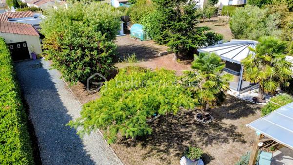 Dans un quartier particulièrement recherché de Soubise, découvrez cette maison individuelle de 1979 offrant 87 m² habitables, implantée sur une belle parcelle de 1 132 m², entièrement clôturée et sans vis-à-vis.

Dès l’entrée, vous découvrirez un espace fonctionnel avec placard, puis un salon-séjour de plus de 30 m², chaleureux grâce à son insert bois. La cuisine équipée bénéficie d’un accès direct à une grande terrasse carrelée de plus de 45 m², agrémentée d’une pergola et d’un espace plancha : un véritable prolongement de la maison aux beaux jours.

Côté nuit, la maison dispose de deux chambres de 13 m² et 10,20 m², ainsi que d’un bureau de 8,20 m² pouvant parfaitement faire office de chambre d’appoint. Une salle d’eau avec grande douche et un WC indépendant complètent l’ensemble.

À l’extérieur, le coup de cœur est immédiat.

À l’abri des regards, le terrain offre un cadre particulièrement agréable pour profiter pleinement des beaux jours et recevoir famille et amis. Vous y trouverez notamment un jacuzzi 5 places installé sous véranda, accompagné de son local technique, ainsi qu’un chalet bois.

La propriété permet également de stationner facilement de nombreux véhicules à l’intérieur de la parcelle, un véritable atout pour une famille, les amateurs de véhicules ou pour recevoir.

Un grand garage indépendant de 36 m² avec galetas complète les prestations et offre un bel espace pour stationner, bricoler ou stocker.

La maison a bénéficié d’importants travaux d’amélioration entre 2016 et 2020, notamment l’isolation des murs et de la toiture ainsi que le remplacement des menuiseries par du PVC.

Chauffage électrique complété par l’insert bois, raccordement au tout-à-l’égout et fibre optique.

Une maison agréable à vivre, un extérieur sans vis-à-vis pensé pour en profiter, de beaux espaces annexes et surtout un emplacement privilégié à Soubise.

Prix : 299 000 € FAI

Une exclusivité à découvrir rapidement sur un secteur recherché

Plus de photos sur mon site jerôme Douchamps BSK immobilier