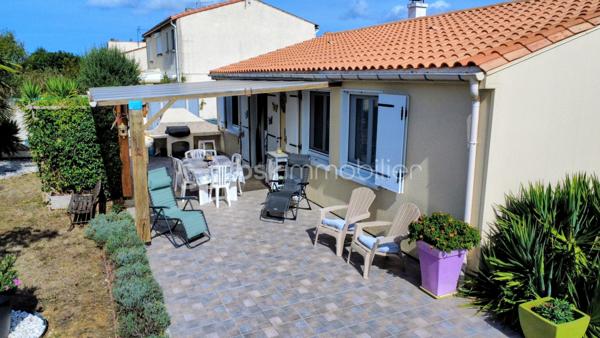 Dans un quartier particulièrement recherché de Soubise, découvrez cette maison individuelle de 1979 offrant 87 m² habitables, implantée sur une belle parcelle de 1 132 m², entièrement clôturée et sans vis-à-vis.

Dès l’entrée, vous découvrirez un espace fonctionnel avec placard, puis un salon-séjour de plus de 30 m², chaleureux grâce à son insert bois. La cuisine équipée bénéficie d’un accès direct à une grande terrasse carrelée de plus de 45 m², agrémentée d’une pergola et d’un espace plancha : un véritable prolongement de la maison aux beaux jours.

Côté nuit, la maison dispose de deux chambres de 13 m² et 10,20 m², ainsi que d’un bureau de 8,20 m² pouvant parfaitement faire office de chambre d’appoint. Une salle d’eau avec grande douche et un WC indépendant complètent l’ensemble.

À l’extérieur, le coup de cœur est immédiat.

À l’abri des regards, le terrain offre un cadre particulièrement agréable pour profiter pleinement des beaux jours et recevoir famille et amis. Vous y trouverez notamment un jacuzzi 5 places installé sous véranda, accompagné de son local technique, ainsi qu’un chalet bois.

La propriété permet également de stationner facilement de nombreux véhicules à l’intérieur de la parcelle, un véritable atout pour une famille, les amateurs de véhicules ou pour recevoir.

Un grand garage indépendant de 36 m² avec galetas complète les prestations et offre un bel espace pour stationner, bricoler ou stocker.

La maison a bénéficié d’importants travaux d’amélioration entre 2016 et 2020, notamment l’isolation des murs et de la toiture ainsi que le remplacement des menuiseries par du PVC.

Chauffage électrique complété par l’insert bois, raccordement au tout-à-l’égout et fibre optique.

Une maison agréable à vivre, un extérieur sans vis-à-vis pensé pour en profiter, de beaux espaces annexes et surtout un emplacement privilégié à Soubise.

Prix : 299 000 € FAI

Une exclusivité à découvrir rapidement sur un secteur recherché

Plus de photos sur mon site jerôme Douchamps BSK immobilier