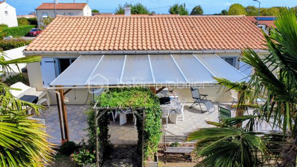 Dans un quartier particulièrement recherché de Soubise, découvrez cette maison individuelle de 1979 offrant 87 m² habitables, implantée sur une belle parcelle de 1 132 m², entièrement clôturée et sans vis-à-vis.

Dès l’entrée, vous découvrirez un espace fonctionnel avec placard, puis un salon-séjour de plus de 30 m², chaleureux grâce à son insert bois. La cuisine équipée bénéficie d’un accès direct à une grande terrasse carrelée de plus de 45 m², agrémentée d’une pergola et d’un espace plancha : un véritable prolongement de la maison aux beaux jours.

Côté nuit, la maison dispose de deux chambres de 13 m² et 10,20 m², ainsi que d’un bureau de 8,20 m² pouvant parfaitement faire office de chambre d’appoint. Une salle d’eau avec grande douche et un WC indépendant complètent l’ensemble.

À l’extérieur, le coup de cœur est immédiat.

À l’abri des regards, le terrain offre un cadre particulièrement agréable pour profiter pleinement des beaux jours et recevoir famille et amis. Vous y trouverez notamment un jacuzzi 5 places installé sous véranda, accompagné de son local technique, ainsi qu’un chalet bois.

La propriété permet également de stationner facilement de nombreux véhicules à l’intérieur de la parcelle, un véritable atout pour une famille, les amateurs de véhicules ou pour recevoir.

Un grand garage indépendant de 36 m² avec galetas complète les prestations et offre un bel espace pour stationner, bricoler ou stocker.

La maison a bénéficié d’importants travaux d’amélioration entre 2016 et 2020, notamment l’isolation des murs et de la toiture ainsi que le remplacement des menuiseries par du PVC.

Chauffage électrique complété par l’insert bois, raccordement au tout-à-l’égout et fibre optique.

Une maison agréable à vivre, un extérieur sans vis-à-vis pensé pour en profiter, de beaux espaces annexes et surtout un emplacement privilégié à Soubise.

Prix : 299 000 € FAI

Une exclusivité à découvrir rapidement sur un secteur recherché

Plus de photos sur mon site jerôme Douchamps BSK immobilier