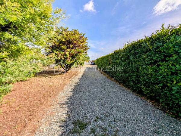 Dans un quartier particulièrement recherché de Soubise, découvrez cette maison individuelle de 1979 offrant 87 m² habitables, implantée sur une belle parcelle de 1 132 m², entièrement clôturée et sans vis-à-vis.

Dès l’entrée, vous découvrirez un espace fonctionnel avec placard, puis un salon-séjour de plus de 30 m², chaleureux grâce à son insert bois. La cuisine équipée bénéficie d’un accès direct à une grande terrasse carrelée de plus de 45 m², agrémentée d’une pergola et d’un espace plancha : un véritable prolongement de la maison aux beaux jours.

Côté nuit, la maison dispose de deux chambres de 13 m² et 10,20 m², ainsi que d’un bureau de 8,20 m² pouvant parfaitement faire office de chambre d’appoint. Une salle d’eau avec grande douche et un WC indépendant complètent l’ensemble.

À l’extérieur, le coup de cœur est immédiat.

À l’abri des regards, le terrain offre un cadre particulièrement agréable pour profiter pleinement des beaux jours et recevoir famille et amis. Vous y trouverez notamment un jacuzzi 5 places installé sous véranda, accompagné de son local technique, ainsi qu’un chalet bois.

La propriété permet également de stationner facilement de nombreux véhicules à l’intérieur de la parcelle, un véritable atout pour une famille, les amateurs de véhicules ou pour recevoir.

Un grand garage indépendant de 36 m² avec galetas complète les prestations et offre un bel espace pour stationner, bricoler ou stocker.

La maison a bénéficié d’importants travaux d’amélioration entre 2016 et 2020, notamment l’isolation des murs et de la toiture ainsi que le remplacement des menuiseries par du PVC.

Chauffage électrique complété par l’insert bois, raccordement au tout-à-l’égout et fibre optique.

Une maison agréable à vivre, un extérieur sans vis-à-vis pensé pour en profiter, de beaux espaces annexes et surtout un emplacement privilégié à Soubise.

Prix : 299 000 € FAI

Une exclusivité à découvrir rapidement sur un secteur recherché

Plus de photos sur mon site jerôme Douchamps BSK immobilier