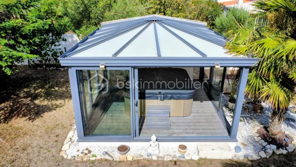 Dans un quartier particulièrement recherché de Soubise, découvrez cette maison individuelle de 1979 offrant 87 m² habitables, implantée sur une belle parcelle de 1 132 m², entièrement clôturée et sans vis-à-vis.

Dès l’entrée, vous découvrirez un espace fonctionnel avec placard, puis un salon-séjour de plus de 30 m², chaleureux grâce à son insert bois. La cuisine équipée bénéficie d’un accès direct à une grande terrasse carrelée de plus de 45 m², agrémentée d’une pergola et d’un espace plancha : un véritable prolongement de la maison aux beaux jours.

Côté nuit, la maison dispose de deux chambres de 13 m² et 10,20 m², ainsi que d’un bureau de 8,20 m² pouvant parfaitement faire office de chambre d’appoint. Une salle d’eau avec grande douche et un WC indépendant complètent l’ensemble.

À l’extérieur, le coup de cœur est immédiat.

À l’abri des regards, le terrain offre un cadre particulièrement agréable pour profiter pleinement des beaux jours et recevoir famille et amis. Vous y trouverez notamment un jacuzzi 5 places installé sous véranda, accompagné de son local technique, ainsi qu’un chalet bois.

La propriété permet également de stationner facilement de nombreux véhicules à l’intérieur de la parcelle, un véritable atout pour une famille, les amateurs de véhicules ou pour recevoir.

Un grand garage indépendant de 36 m² avec galetas complète les prestations et offre un bel espace pour stationner, bricoler ou stocker.

La maison a bénéficié d’importants travaux d’amélioration entre 2016 et 2020, notamment l’isolation des murs et de la toiture ainsi que le remplacement des menuiseries par du PVC.

Chauffage électrique complété par l’insert bois, raccordement au tout-à-l’égout et fibre optique.

Une maison agréable à vivre, un extérieur sans vis-à-vis pensé pour en profiter, de beaux espaces annexes et surtout un emplacement privilégié à Soubise.

Prix : 299 000 € FAI

Une exclusivité à découvrir rapidement sur un secteur recherché

Plus de photos sur mon site jerôme Douchamps BSK immobilier