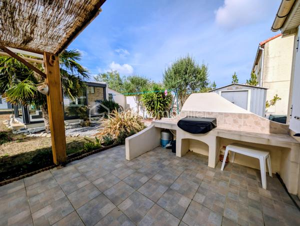 Dans un quartier particulièrement recherché de Soubise, découvrez cette maison individuelle de 1979 offrant 87 m² habitables, implantée sur une belle parcelle de 1 132 m², entièrement clôturée et sans vis-à-vis.

Dès l’entrée, vous découvrirez un espace fonctionnel avec placard, puis un salon-séjour de plus de 30 m², chaleureux grâce à son insert bois. La cuisine équipée bénéficie d’un accès direct à une grande terrasse carrelée de plus de 45 m², agrémentée d’une pergola et d’un espace plancha : un véritable prolongement de la maison aux beaux jours.

Côté nuit, la maison dispose de deux chambres de 13 m² et 10,20 m², ainsi que d’un bureau de 8,20 m² pouvant parfaitement faire office de chambre d’appoint. Une salle d’eau avec grande douche et un WC indépendant complètent l’ensemble.

À l’extérieur, le coup de cœur est immédiat.

À l’abri des regards, le terrain offre un cadre particulièrement agréable pour profiter pleinement des beaux jours et recevoir famille et amis. Vous y trouverez notamment un jacuzzi 5 places installé sous véranda, accompagné de son local technique, ainsi qu’un chalet bois.

La propriété permet également de stationner facilement de nombreux véhicules à l’intérieur de la parcelle, un véritable atout pour une famille, les amateurs de véhicules ou pour recevoir.

Un grand garage indépendant de 36 m² avec galetas complète les prestations et offre un bel espace pour stationner, bricoler ou stocker.

La maison a bénéficié d’importants travaux d’amélioration entre 2016 et 2020, notamment l’isolation des murs et de la toiture ainsi que le remplacement des menuiseries par du PVC.

Chauffage électrique complété par l’insert bois, raccordement au tout-à-l’égout et fibre optique.

Une maison agréable à vivre, un extérieur sans vis-à-vis pensé pour en profiter, de beaux espaces annexes et surtout un emplacement privilégié à Soubise.

Prix : 299 000 € FAI

Une exclusivité à découvrir rapidement sur un secteur recherché

Plus de photos sur mon site jerôme Douchamps BSK immobilier