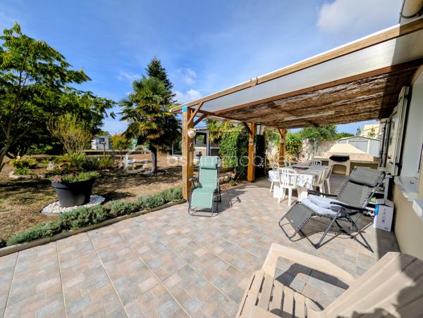 Dans un quartier particulièrement recherché de Soubise, découvrez cette maison individuelle de 1979 offrant 87 m² habitables, implantée sur une belle parcelle de 1 132 m², entièrement clôturée et sans vis-à-vis.

Dès l’entrée, vous découvrirez un espace fonctionnel avec placard, puis un salon-séjour de plus de 30 m², chaleureux grâce à son insert bois. La cuisine équipée bénéficie d’un accès direct à une grande terrasse carrelée de plus de 45 m², agrémentée d’une pergola et d’un espace plancha : un véritable prolongement de la maison aux beaux jours.

Côté nuit, la maison dispose de deux chambres de 13 m² et 10,20 m², ainsi que d’un bureau de 8,20 m² pouvant parfaitement faire office de chambre d’appoint. Une salle d’eau avec grande douche et un WC indépendant complètent l’ensemble.

À l’extérieur, le coup de cœur est immédiat.

À l’abri des regards, le terrain offre un cadre particulièrement agréable pour profiter pleinement des beaux jours et recevoir famille et amis. Vous y trouverez notamment un jacuzzi 5 places installé sous véranda, accompagné de son local technique, ainsi qu’un chalet bois.

La propriété permet également de stationner facilement de nombreux véhicules à l’intérieur de la parcelle, un véritable atout pour une famille, les amateurs de véhicules ou pour recevoir.

Un grand garage indépendant de 36 m² avec galetas complète les prestations et offre un bel espace pour stationner, bricoler ou stocker.

La maison a bénéficié d’importants travaux d’amélioration entre 2016 et 2020, notamment l’isolation des murs et de la toiture ainsi que le remplacement des menuiseries par du PVC.

Chauffage électrique complété par l’insert bois, raccordement au tout-à-l’égout et fibre optique.

Une maison agréable à vivre, un extérieur sans vis-à-vis pensé pour en profiter, de beaux espaces annexes et surtout un emplacement privilégié à Soubise.

Prix : 299 000 € FAI

Une exclusivité à découvrir rapidement sur un secteur recherché

Plus de photos sur mon site jerôme Douchamps BSK immobilier