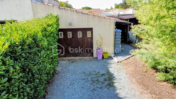 Dans un quartier particulièrement recherché de Soubise, découvrez cette maison individuelle de 1979 offrant 87 m² habitables, implantée sur une belle parcelle de 1 132 m², entièrement clôturée et sans vis-à-vis.

Dès l’entrée, vous découvrirez un espace fonctionnel avec placard, puis un salon-séjour de plus de 30 m², chaleureux grâce à son insert bois. La cuisine équipée bénéficie d’un accès direct à une grande terrasse carrelée de plus de 45 m², agrémentée d’une pergola et d’un espace plancha : un véritable prolongement de la maison aux beaux jours.

Côté nuit, la maison dispose de deux chambres de 13 m² et 10,20 m², ainsi que d’un bureau de 8,20 m² pouvant parfaitement faire office de chambre d’appoint. Une salle d’eau avec grande douche et un WC indépendant complètent l’ensemble.

À l’extérieur, le coup de cœur est immédiat.

À l’abri des regards, le terrain offre un cadre particulièrement agréable pour profiter pleinement des beaux jours et recevoir famille et amis. Vous y trouverez notamment un jacuzzi 5 places installé sous véranda, accompagné de son local technique, ainsi qu’un chalet bois.

La propriété permet également de stationner facilement de nombreux véhicules à l’intérieur de la parcelle, un véritable atout pour une famille, les amateurs de véhicules ou pour recevoir.

Un grand garage indépendant de 36 m² avec galetas complète les prestations et offre un bel espace pour stationner, bricoler ou stocker.

La maison a bénéficié d’importants travaux d’amélioration entre 2016 et 2020, notamment l’isolation des murs et de la toiture ainsi que le remplacement des menuiseries par du PVC.

Chauffage électrique complété par l’insert bois, raccordement au tout-à-l’égout et fibre optique.

Une maison agréable à vivre, un extérieur sans vis-à-vis pensé pour en profiter, de beaux espaces annexes et surtout un emplacement privilégié à Soubise.

Prix : 299 000 € FAI

Une exclusivité à découvrir rapidement sur un secteur recherché

Plus de photos sur mon site jerôme Douchamps BSK immobilier