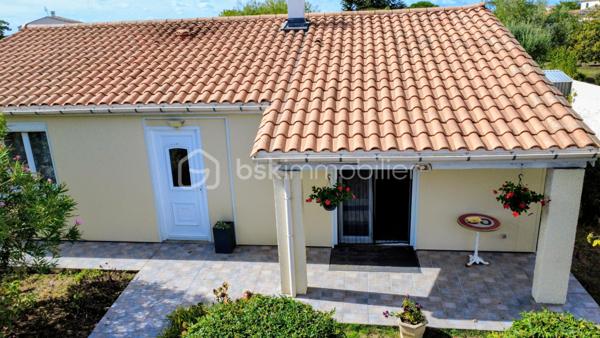Dans un quartier particulièrement recherché de Soubise, découvrez cette maison individuelle de 1979 offrant 87 m² habitables, implantée sur une belle parcelle de 1 132 m², entièrement clôturée et sans vis-à-vis.

Dès l’entrée, vous découvrirez un espace fonctionnel avec placard, puis un salon-séjour de plus de 30 m², chaleureux grâce à son insert bois. La cuisine équipée bénéficie d’un accès direct à une grande terrasse carrelée de plus de 45 m², agrémentée d’une pergola et d’un espace plancha : un véritable prolongement de la maison aux beaux jours.

Côté nuit, la maison dispose de deux chambres de 13 m² et 10,20 m², ainsi que d’un bureau de 8,20 m² pouvant parfaitement faire office de chambre d’appoint. Une salle d’eau avec grande douche et un WC indépendant complètent l’ensemble.

À l’extérieur, le coup de cœur est immédiat.

À l’abri des regards, le terrain offre un cadre particulièrement agréable pour profiter pleinement des beaux jours et recevoir famille et amis. Vous y trouverez notamment un jacuzzi 5 places installé sous véranda, accompagné de son local technique, ainsi qu’un chalet bois.

La propriété permet également de stationner facilement de nombreux véhicules à l’intérieur de la parcelle, un véritable atout pour une famille, les amateurs de véhicules ou pour recevoir.

Un grand garage indépendant de 36 m² avec galetas complète les prestations et offre un bel espace pour stationner, bricoler ou stocker.

La maison a bénéficié d’importants travaux d’amélioration entre 2016 et 2020, notamment l’isolation des murs et de la toiture ainsi que le remplacement des menuiseries par du PVC.

Chauffage électrique complété par l’insert bois, raccordement au tout-à-l’égout et fibre optique.

Une maison agréable à vivre, un extérieur sans vis-à-vis pensé pour en profiter, de beaux espaces annexes et surtout un emplacement privilégié à Soubise.

Prix : 299 000 € FAI

Une exclusivité à découvrir rapidement sur un secteur recherché

Plus de photos sur mon site jerôme Douchamps BSK immobilier
