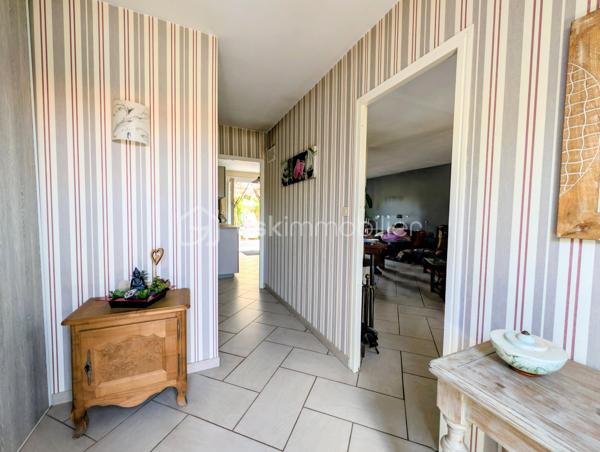 Dans un quartier particulièrement recherché de Soubise, découvrez cette maison individuelle de 1979 offrant 87 m² habitables, implantée sur une belle parcelle de 1 132 m², entièrement clôturée et sans vis-à-vis.

Dès l’entrée, vous découvrirez un espace fonctionnel avec placard, puis un salon-séjour de plus de 30 m², chaleureux grâce à son insert bois. La cuisine équipée bénéficie d’un accès direct à une grande terrasse carrelée de plus de 45 m², agrémentée d’une pergola et d’un espace plancha : un véritable prolongement de la maison aux beaux jours.

Côté nuit, la maison dispose de deux chambres de 13 m² et 10,20 m², ainsi que d’un bureau de 8,20 m² pouvant parfaitement faire office de chambre d’appoint. Une salle d’eau avec grande douche et un WC indépendant complètent l’ensemble.

À l’extérieur, le coup de cœur est immédiat.

À l’abri des regards, le terrain offre un cadre particulièrement agréable pour profiter pleinement des beaux jours et recevoir famille et amis. Vous y trouverez notamment un jacuzzi 5 places installé sous véranda, accompagné de son local technique, ainsi qu’un chalet bois.

La propriété permet également de stationner facilement de nombreux véhicules à l’intérieur de la parcelle, un véritable atout pour une famille, les amateurs de véhicules ou pour recevoir.

Un grand garage indépendant de 36 m² avec galetas complète les prestations et offre un bel espace pour stationner, bricoler ou stocker.

La maison a bénéficié d’importants travaux d’amélioration entre 2016 et 2020, notamment l’isolation des murs et de la toiture ainsi que le remplacement des menuiseries par du PVC.

Chauffage électrique complété par l’insert bois, raccordement au tout-à-l’égout et fibre optique.

Une maison agréable à vivre, un extérieur sans vis-à-vis pensé pour en profiter, de beaux espaces annexes et surtout un emplacement privilégié à Soubise.

Prix : 299 000 € FAI

Une exclusivité à découvrir rapidement sur un secteur recherché

Plus de photos sur mon site jerôme Douchamps BSK immobilier
