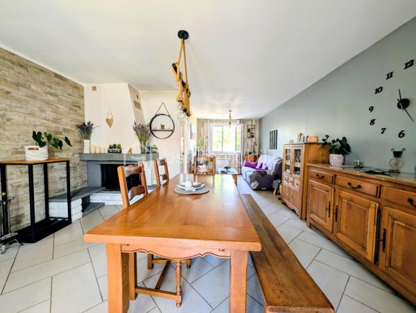Dans un quartier particulièrement recherché de Soubise, découvrez cette maison individuelle de 1979 offrant 87 m² habitables, implantée sur une belle parcelle de 1 132 m², entièrement clôturée et sans vis-à-vis.

Dès l’entrée, vous découvrirez un espace fonctionnel avec placard, puis un salon-séjour de plus de 30 m², chaleureux grâce à son insert bois. La cuisine équipée bénéficie d’un accès direct à une grande terrasse carrelée de plus de 45 m², agrémentée d’une pergola et d’un espace plancha : un véritable prolongement de la maison aux beaux jours.

Côté nuit, la maison dispose de deux chambres de 13 m² et 10,20 m², ainsi que d’un bureau de 8,20 m² pouvant parfaitement faire office de chambre d’appoint. Une salle d’eau avec grande douche et un WC indépendant complètent l’ensemble.

À l’extérieur, le coup de cœur est immédiat.

À l’abri des regards, le terrain offre un cadre particulièrement agréable pour profiter pleinement des beaux jours et recevoir famille et amis. Vous y trouverez notamment un jacuzzi 5 places installé sous véranda, accompagné de son local technique, ainsi qu’un chalet bois.

La propriété permet également de stationner facilement de nombreux véhicules à l’intérieur de la parcelle, un véritable atout pour une famille, les amateurs de véhicules ou pour recevoir.

Un grand garage indépendant de 36 m² avec galetas complète les prestations et offre un bel espace pour stationner, bricoler ou stocker.

La maison a bénéficié d’importants travaux d’amélioration entre 2016 et 2020, notamment l’isolation des murs et de la toiture ainsi que le remplacement des menuiseries par du PVC.

Chauffage électrique complété par l’insert bois, raccordement au tout-à-l’égout et fibre optique.

Une maison agréable à vivre, un extérieur sans vis-à-vis pensé pour en profiter, de beaux espaces annexes et surtout un emplacement privilégié à Soubise.

Prix : 299 000 € FAI

Une exclusivité à découvrir rapidement sur un secteur recherché

Plus de photos sur mon site jerôme Douchamps BSK immobilier