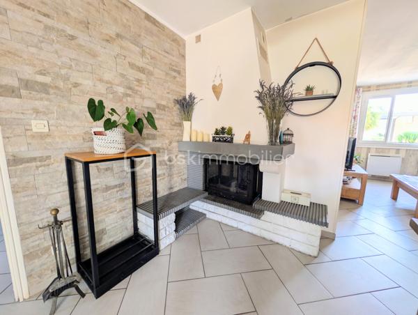 Dans un quartier particulièrement recherché de Soubise, découvrez cette maison individuelle de 1979 offrant 87 m² habitables, implantée sur une belle parcelle de 1 132 m², entièrement clôturée et sans vis-à-vis.

Dès l’entrée, vous découvrirez un espace fonctionnel avec placard, puis un salon-séjour de plus de 30 m², chaleureux grâce à son insert bois. La cuisine équipée bénéficie d’un accès direct à une grande terrasse carrelée de plus de 45 m², agrémentée d’une pergola et d’un espace plancha : un véritable prolongement de la maison aux beaux jours.

Côté nuit, la maison dispose de deux chambres de 13 m² et 10,20 m², ainsi que d’un bureau de 8,20 m² pouvant parfaitement faire office de chambre d’appoint. Une salle d’eau avec grande douche et un WC indépendant complètent l’ensemble.

À l’extérieur, le coup de cœur est immédiat.

À l’abri des regards, le terrain offre un cadre particulièrement agréable pour profiter pleinement des beaux jours et recevoir famille et amis. Vous y trouverez notamment un jacuzzi 5 places installé sous véranda, accompagné de son local technique, ainsi qu’un chalet bois.

La propriété permet également de stationner facilement de nombreux véhicules à l’intérieur de la parcelle, un véritable atout pour une famille, les amateurs de véhicules ou pour recevoir.

Un grand garage indépendant de 36 m² avec galetas complète les prestations et offre un bel espace pour stationner, bricoler ou stocker.

La maison a bénéficié d’importants travaux d’amélioration entre 2016 et 2020, notamment l’isolation des murs et de la toiture ainsi que le remplacement des menuiseries par du PVC.

Chauffage électrique complété par l’insert bois, raccordement au tout-à-l’égout et fibre optique.

Une maison agréable à vivre, un extérieur sans vis-à-vis pensé pour en profiter, de beaux espaces annexes et surtout un emplacement privilégié à Soubise.

Prix : 299 000 € FAI

Une exclusivité à découvrir rapidement sur un secteur recherché

Plus de photos sur mon site jerôme Douchamps BSK immobilier
