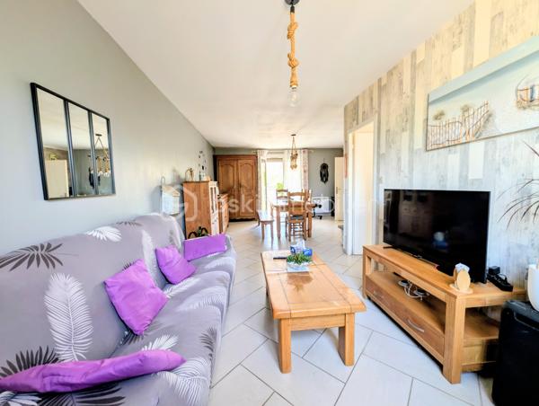Dans un quartier particulièrement recherché de Soubise, découvrez cette maison individuelle de 1979 offrant 87 m² habitables, implantée sur une belle parcelle de 1 132 m², entièrement clôturée et sans vis-à-vis.

Dès l’entrée, vous découvrirez un espace fonctionnel avec placard, puis un salon-séjour de plus de 30 m², chaleureux grâce à son insert bois. La cuisine équipée bénéficie d’un accès direct à une grande terrasse carrelée de plus de 45 m², agrémentée d’une pergola et d’un espace plancha : un véritable prolongement de la maison aux beaux jours.

Côté nuit, la maison dispose de deux chambres de 13 m² et 10,20 m², ainsi que d’un bureau de 8,20 m² pouvant parfaitement faire office de chambre d’appoint. Une salle d’eau avec grande douche et un WC indépendant complètent l’ensemble.

À l’extérieur, le coup de cœur est immédiat.

À l’abri des regards, le terrain offre un cadre particulièrement agréable pour profiter pleinement des beaux jours et recevoir famille et amis. Vous y trouverez notamment un jacuzzi 5 places installé sous véranda, accompagné de son local technique, ainsi qu’un chalet bois.

La propriété permet également de stationner facilement de nombreux véhicules à l’intérieur de la parcelle, un véritable atout pour une famille, les amateurs de véhicules ou pour recevoir.

Un grand garage indépendant de 36 m² avec galetas complète les prestations et offre un bel espace pour stationner, bricoler ou stocker.

La maison a bénéficié d’importants travaux d’amélioration entre 2016 et 2020, notamment l’isolation des murs et de la toiture ainsi que le remplacement des menuiseries par du PVC.

Chauffage électrique complété par l’insert bois, raccordement au tout-à-l’égout et fibre optique.

Une maison agréable à vivre, un extérieur sans vis-à-vis pensé pour en profiter, de beaux espaces annexes et surtout un emplacement privilégié à Soubise.

Prix : 299 000 € FAI

Une exclusivité à découvrir rapidement sur un secteur recherché

Plus de photos sur mon site jerôme Douchamps BSK immobilier