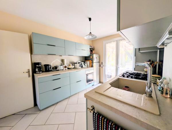 Dans un quartier particulièrement recherché de Soubise, découvrez cette maison individuelle de 1979 offrant 87 m² habitables, implantée sur une belle parcelle de 1 132 m², entièrement clôturée et sans vis-à-vis.

Dès l’entrée, vous découvrirez un espace fonctionnel avec placard, puis un salon-séjour de plus de 30 m², chaleureux grâce à son insert bois. La cuisine équipée bénéficie d’un accès direct à une grande terrasse carrelée de plus de 45 m², agrémentée d’une pergola et d’un espace plancha : un véritable prolongement de la maison aux beaux jours.

Côté nuit, la maison dispose de deux chambres de 13 m² et 10,20 m², ainsi que d’un bureau de 8,20 m² pouvant parfaitement faire office de chambre d’appoint. Une salle d’eau avec grande douche et un WC indépendant complètent l’ensemble.

À l’extérieur, le coup de cœur est immédiat.

À l’abri des regards, le terrain offre un cadre particulièrement agréable pour profiter pleinement des beaux jours et recevoir famille et amis. Vous y trouverez notamment un jacuzzi 5 places installé sous véranda, accompagné de son local technique, ainsi qu’un chalet bois.

La propriété permet également de stationner facilement de nombreux véhicules à l’intérieur de la parcelle, un véritable atout pour une famille, les amateurs de véhicules ou pour recevoir.

Un grand garage indépendant de 36 m² avec galetas complète les prestations et offre un bel espace pour stationner, bricoler ou stocker.

La maison a bénéficié d’importants travaux d’amélioration entre 2016 et 2020, notamment l’isolation des murs et de la toiture ainsi que le remplacement des menuiseries par du PVC.

Chauffage électrique complété par l’insert bois, raccordement au tout-à-l’égout et fibre optique.

Une maison agréable à vivre, un extérieur sans vis-à-vis pensé pour en profiter, de beaux espaces annexes et surtout un emplacement privilégié à Soubise.

Prix : 299 000 € FAI

Une exclusivité à découvrir rapidement sur un secteur recherché

Plus de photos sur mon site jerôme Douchamps BSK immobilier