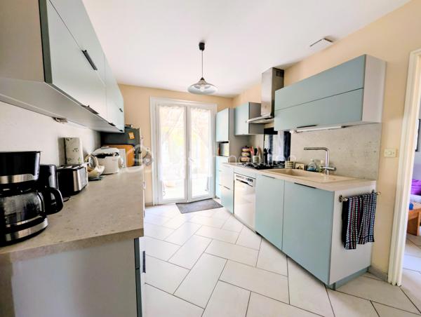Dans un quartier particulièrement recherché de Soubise, découvrez cette maison individuelle de 1979 offrant 87 m² habitables, implantée sur une belle parcelle de 1 132 m², entièrement clôturée et sans vis-à-vis.

Dès l’entrée, vous découvrirez un espace fonctionnel avec placard, puis un salon-séjour de plus de 30 m², chaleureux grâce à son insert bois. La cuisine équipée bénéficie d’un accès direct à une grande terrasse carrelée de plus de 45 m², agrémentée d’une pergola et d’un espace plancha : un véritable prolongement de la maison aux beaux jours.

Côté nuit, la maison dispose de deux chambres de 13 m² et 10,20 m², ainsi que d’un bureau de 8,20 m² pouvant parfaitement faire office de chambre d’appoint. Une salle d’eau avec grande douche et un WC indépendant complètent l’ensemble.

À l’extérieur, le coup de cœur est immédiat.

À l’abri des regards, le terrain offre un cadre particulièrement agréable pour profiter pleinement des beaux jours et recevoir famille et amis. Vous y trouverez notamment un jacuzzi 5 places installé sous véranda, accompagné de son local technique, ainsi qu’un chalet bois.

La propriété permet également de stationner facilement de nombreux véhicules à l’intérieur de la parcelle, un véritable atout pour une famille, les amateurs de véhicules ou pour recevoir.

Un grand garage indépendant de 36 m² avec galetas complète les prestations et offre un bel espace pour stationner, bricoler ou stocker.

La maison a bénéficié d’importants travaux d’amélioration entre 2016 et 2020, notamment l’isolation des murs et de la toiture ainsi que le remplacement des menuiseries par du PVC.

Chauffage électrique complété par l’insert bois, raccordement au tout-à-l’égout et fibre optique.

Une maison agréable à vivre, un extérieur sans vis-à-vis pensé pour en profiter, de beaux espaces annexes et surtout un emplacement privilégié à Soubise.

Prix : 299 000 € FAI

Une exclusivité à découvrir rapidement sur un secteur recherché

Plus de photos sur mon site jerôme Douchamps BSK immobilier