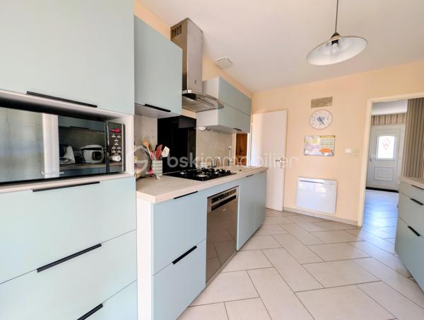 Dans un quartier particulièrement recherché de Soubise, découvrez cette maison individuelle de 1979 offrant 87 m² habitables, implantée sur une belle parcelle de 1 132 m², entièrement clôturée et sans vis-à-vis.

Dès l’entrée, vous découvrirez un espace fonctionnel avec placard, puis un salon-séjour de plus de 30 m², chaleureux grâce à son insert bois. La cuisine équipée bénéficie d’un accès direct à une grande terrasse carrelée de plus de 45 m², agrémentée d’une pergola et d’un espace plancha : un véritable prolongement de la maison aux beaux jours.

Côté nuit, la maison dispose de deux chambres de 13 m² et 10,20 m², ainsi que d’un bureau de 8,20 m² pouvant parfaitement faire office de chambre d’appoint. Une salle d’eau avec grande douche et un WC indépendant complètent l’ensemble.

À l’extérieur, le coup de cœur est immédiat.

À l’abri des regards, le terrain offre un cadre particulièrement agréable pour profiter pleinement des beaux jours et recevoir famille et amis. Vous y trouverez notamment un jacuzzi 5 places installé sous véranda, accompagné de son local technique, ainsi qu’un chalet bois.

La propriété permet également de stationner facilement de nombreux véhicules à l’intérieur de la parcelle, un véritable atout pour une famille, les amateurs de véhicules ou pour recevoir.

Un grand garage indépendant de 36 m² avec galetas complète les prestations et offre un bel espace pour stationner, bricoler ou stocker.

La maison a bénéficié d’importants travaux d’amélioration entre 2016 et 2020, notamment l’isolation des murs et de la toiture ainsi que le remplacement des menuiseries par du PVC.

Chauffage électrique complété par l’insert bois, raccordement au tout-à-l’égout et fibre optique.

Une maison agréable à vivre, un extérieur sans vis-à-vis pensé pour en profiter, de beaux espaces annexes et surtout un emplacement privilégié à Soubise.

Prix : 299 000 € FAI

Une exclusivité à découvrir rapidement sur un secteur recherché

Plus de photos sur mon site jerôme Douchamps BSK immobilier