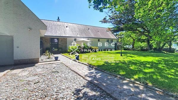 KERVIGNAC : Maison de caractère avec double garage et dépendance