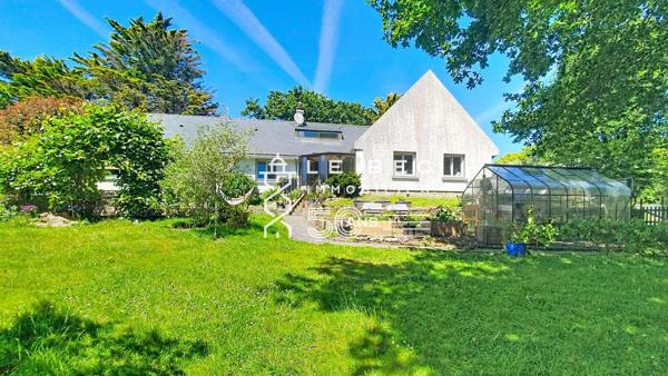 KERVIGNAC : Maison de caractère avec double garage et dépendance