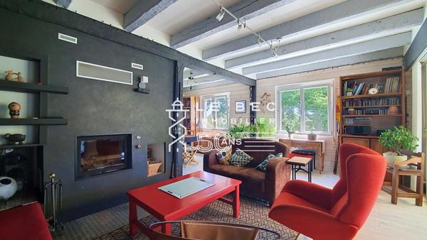 KERVIGNAC : Maison de caractère avec double garage et dépendance