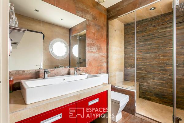 Appartement rénové au dernier étage avec terrasse