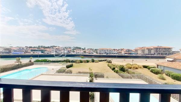 Idéal résidence secondaire. Appartement 2 pièces d'environ 35 m² au sol (28 m² habitables + loggia fermée de 7 m²).
Coup de cœur assuré pour ce magnifique appartement exposé plein sud, offrant une vue panoramique sur le canal et le port de Capbreton.

Situé dans l’une des résidences les plus recherchées, offrant un cadre de vie privilégié avec piscine, court de tennis et local à vélos, vous apprécierez la proximité immédiate des plages, des commerces et du centre d’Hossegor accessibles à pied.

L’appartement se compose d’un séjour avec kitchenette, d’un grand placard d’entrée, d’une loggia fermée, véritable prolongement de l’espace de vie profitant de cette vue imprenable, d’une chambre et d’une salle de bain avec WC.

Une place de parking privative aérienne vient compléter l’ensemble.

Visite virtuelle disponible sur demande. Contactez-nous sans tarder pour découvrir cette pépite !