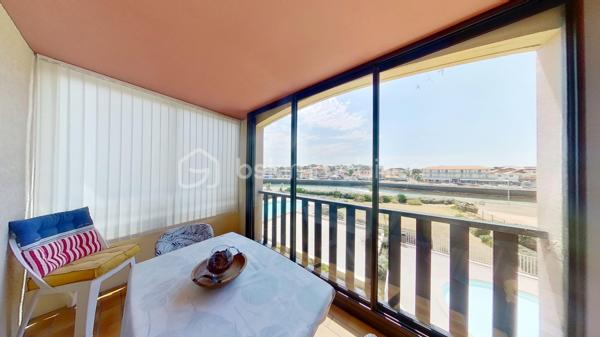Idéal résidence secondaire. Appartement 2 pièces d'environ 35 m² au sol (28 m² habitables + loggia fermée de 7 m²).
Coup de cœur assuré pour ce magnifique appartement exposé plein sud, offrant une vue panoramique sur le canal et le port de Capbreton.

Situé dans l’une des résidences les plus recherchées, offrant un cadre de vie privilégié avec piscine, court de tennis et local à vélos, vous apprécierez la proximité immédiate des plages, des commerces et du centre d’Hossegor accessibles à pied.

L’appartement se compose d’un séjour avec kitchenette, d’un grand placard d’entrée, d’une loggia fermée, véritable prolongement de l’espace de vie profitant de cette vue imprenable, d’une chambre et d’une salle de bain avec WC.

Une place de parking privative aérienne vient compléter l’ensemble.

Visite virtuelle disponible sur demande. Contactez-nous sans tarder pour découvrir cette pépite !