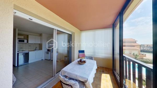 Idéal résidence secondaire. Appartement 2 pièces d'environ 35 m² au sol (28 m² habitables + loggia fermée de 7 m²).
Coup de cœur assuré pour ce magnifique appartement exposé plein sud, offrant une vue panoramique sur le canal et le port de Capbreton.

Situé dans l’une des résidences les plus recherchées, offrant un cadre de vie privilégié avec piscine, court de tennis et local à vélos, vous apprécierez la proximité immédiate des plages, des commerces et du centre d’Hossegor accessibles à pied.

L’appartement se compose d’un séjour avec kitchenette, d’un grand placard d’entrée, d’une loggia fermée, véritable prolongement de l’espace de vie profitant de cette vue imprenable, d’une chambre et d’une salle de bain avec WC.

Une place de parking privative aérienne vient compléter l’ensemble.

Visite virtuelle disponible sur demande. Contactez-nous sans tarder pour découvrir cette pépite !