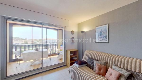 Idéal résidence secondaire. Appartement 2 pièces d'environ 35 m² au sol (28 m² habitables + loggia fermée de 7 m²).
Coup de cœur assuré pour ce magnifique appartement exposé plein sud, offrant une vue panoramique sur le canal et le port de Capbreton.

Situé dans l’une des résidences les plus recherchées, offrant un cadre de vie privilégié avec piscine, court de tennis et local à vélos, vous apprécierez la proximité immédiate des plages, des commerces et du centre d’Hossegor accessibles à pied.

L’appartement se compose d’un séjour avec kitchenette, d’un grand placard d’entrée, d’une loggia fermée, véritable prolongement de l’espace de vie profitant de cette vue imprenable, d’une chambre et d’une salle de bain avec WC.

Une place de parking privative aérienne vient compléter l’ensemble.

Visite virtuelle disponible sur demande. Contactez-nous sans tarder pour découvrir cette pépite !