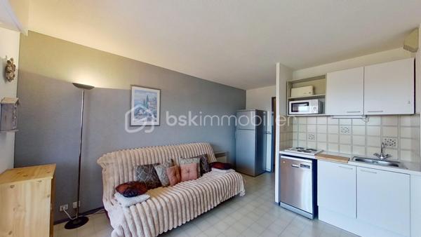 Idéal résidence secondaire. Appartement 2 pièces d'environ 35 m² au sol (28 m² habitables + loggia fermée de 7 m²).
Coup de cœur assuré pour ce magnifique appartement exposé plein sud, offrant une vue panoramique sur le canal et le port de Capbreton.

Situé dans l’une des résidences les plus recherchées, offrant un cadre de vie privilégié avec piscine, court de tennis et local à vélos, vous apprécierez la proximité immédiate des plages, des commerces et du centre d’Hossegor accessibles à pied.

L’appartement se compose d’un séjour avec kitchenette, d’un grand placard d’entrée, d’une loggia fermée, véritable prolongement de l’espace de vie profitant de cette vue imprenable, d’une chambre et d’une salle de bain avec WC.

Une place de parking privative aérienne vient compléter l’ensemble.

Visite virtuelle disponible sur demande. Contactez-nous sans tarder pour découvrir cette pépite !