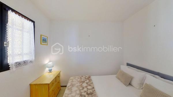 Idéal résidence secondaire. Appartement 2 pièces d'environ 35 m² au sol (28 m² habitables + loggia fermée de 7 m²).
Coup de cœur assuré pour ce magnifique appartement exposé plein sud, offrant une vue panoramique sur le canal et le port de Capbreton.

Situé dans l’une des résidences les plus recherchées, offrant un cadre de vie privilégié avec piscine, court de tennis et local à vélos, vous apprécierez la proximité immédiate des plages, des commerces et du centre d’Hossegor accessibles à pied.

L’appartement se compose d’un séjour avec kitchenette, d’un grand placard d’entrée, d’une loggia fermée, véritable prolongement de l’espace de vie profitant de cette vue imprenable, d’une chambre et d’une salle de bain avec WC.

Une place de parking privative aérienne vient compléter l’ensemble.

Visite virtuelle disponible sur demande. Contactez-nous sans tarder pour découvrir cette pépite !