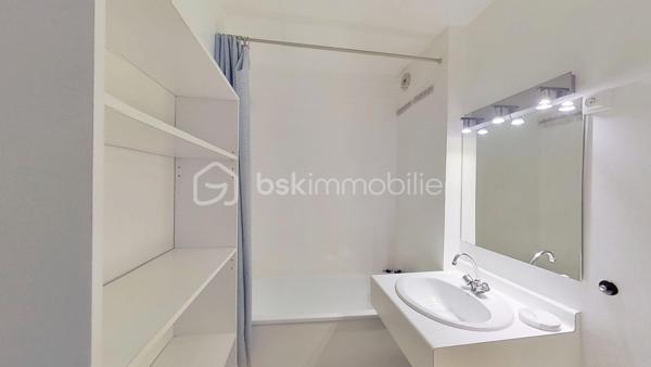 Idéal résidence secondaire. Appartement 2 pièces d'environ 35 m² au sol (28 m² habitables + loggia fermée de 7 m²).
Coup de cœur assuré pour ce magnifique appartement exposé plein sud, offrant une vue panoramique sur le canal et le port de Capbreton.

Situé dans l’une des résidences les plus recherchées, offrant un cadre de vie privilégié avec piscine, court de tennis et local à vélos, vous apprécierez la proximité immédiate des plages, des commerces et du centre d’Hossegor accessibles à pied.

L’appartement se compose d’un séjour avec kitchenette, d’un grand placard d’entrée, d’une loggia fermée, véritable prolongement de l’espace de vie profitant de cette vue imprenable, d’une chambre et d’une salle de bain avec WC.

Une place de parking privative aérienne vient compléter l’ensemble.

Visite virtuelle disponible sur demande. Contactez-nous sans tarder pour découvrir cette pépite !