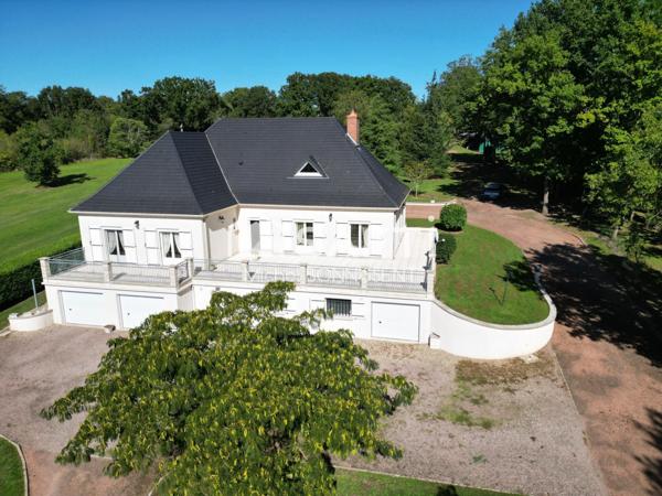 Belle propriété , à 2h au sud de Paris et à 10 minutes du péage de l'A71