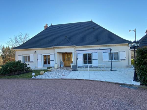 Belle propriété , à 2h au sud de Paris et à 10 minutes du péage de l'A71